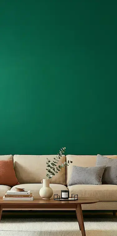 Útulná obývací místnost s pohovkou a přírodními prvky