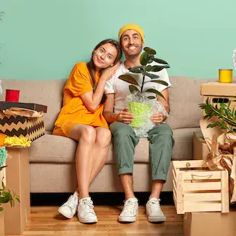 Pár sedící na pohovce v útulné místnosti